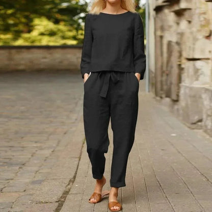 Ensemble deux pièces en lin léger noir, idéal pour le confort, avec un haut à manches courtes et un pantalon assorti.