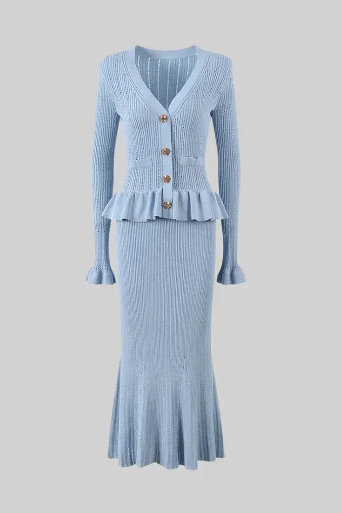 Ensemble femme ajusté en coton, comprenant un cardigan ouvert et une jupe mi-longue avec une coupe moderne et élégante.