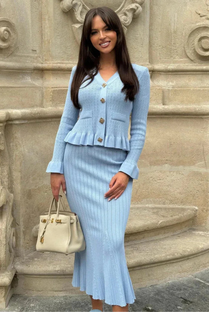 Ensemble femme ajusté en tissu doux, cardigan ouvert et jupe mi-longue avec ceinture pour un look élégant et confortable.