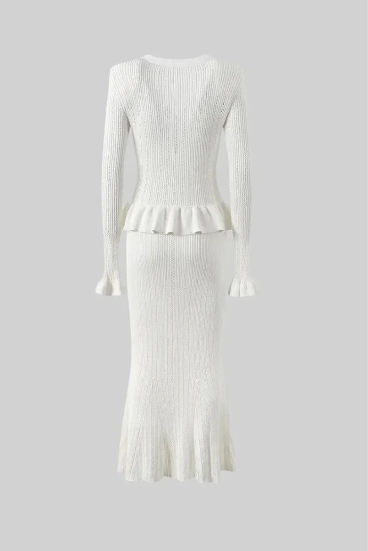 Ensemble ajusté pour femme en tissu souple, incluant un cardigan léger et une jupe mi-longue à motif élégant.