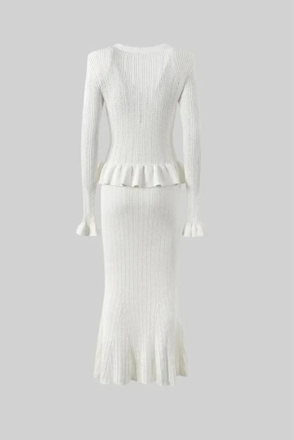 Ensemble ajusté pour femme en tissu souple, incluant un cardigan léger et une jupe mi-longue à motif élégant.