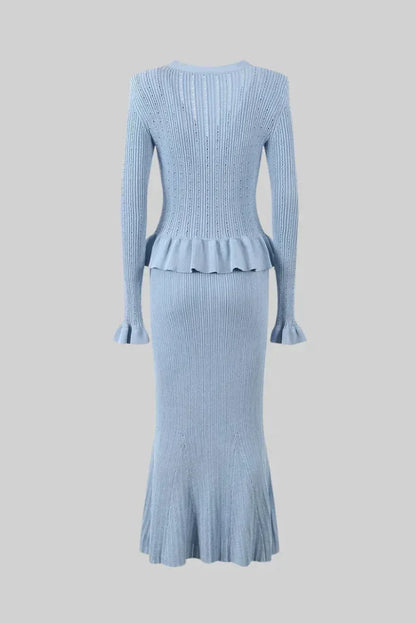 Ensemble femme ajusté en tissu doux, comprenant un cardigan ouvert et une jupe mi-longue à volants élégants et confortables.