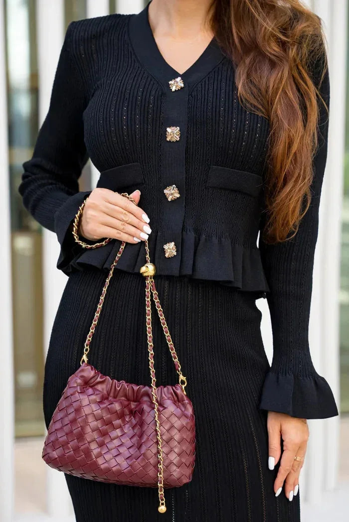 Ensemble femme ajusté en coton, composé d'un cardigan ouvert et d'une jupe mi-longue à taille élastique.