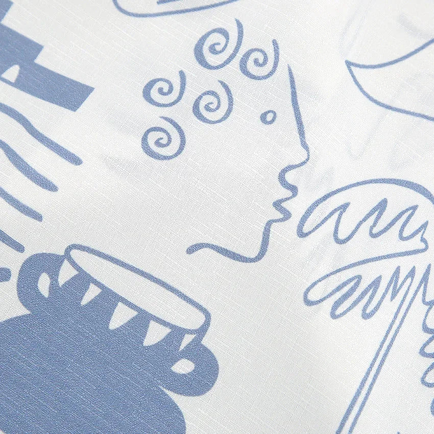 Ensemble femme en coton blanc et bleu à motifs modernes, avec un design élégant et coupe confortable pour un style…