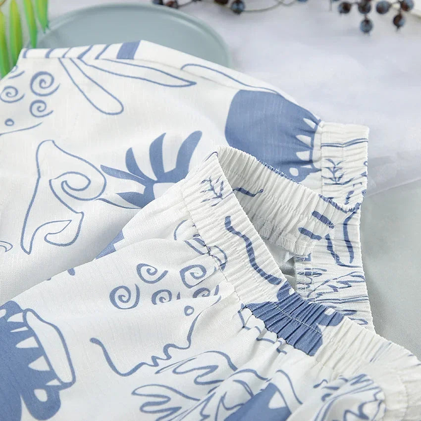 Ensemble femme en coton blanc et bleu, motifs modernes, coupe confortable, idéal pour une tenue décontractée et élégante.