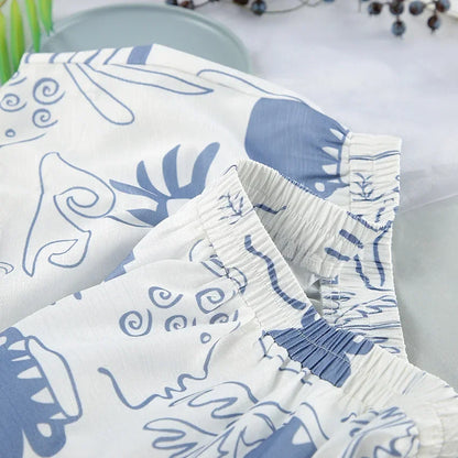 Ensemble femme en coton blanc et bleu, motifs modernes, coupe confortable, idéal pour une tenue décontractée et élégante.