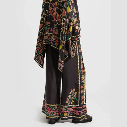 Ensemble femme boho chic en coton léger, motifs floraux colorés, idéal pour le printemps et les journées ensoleillées.