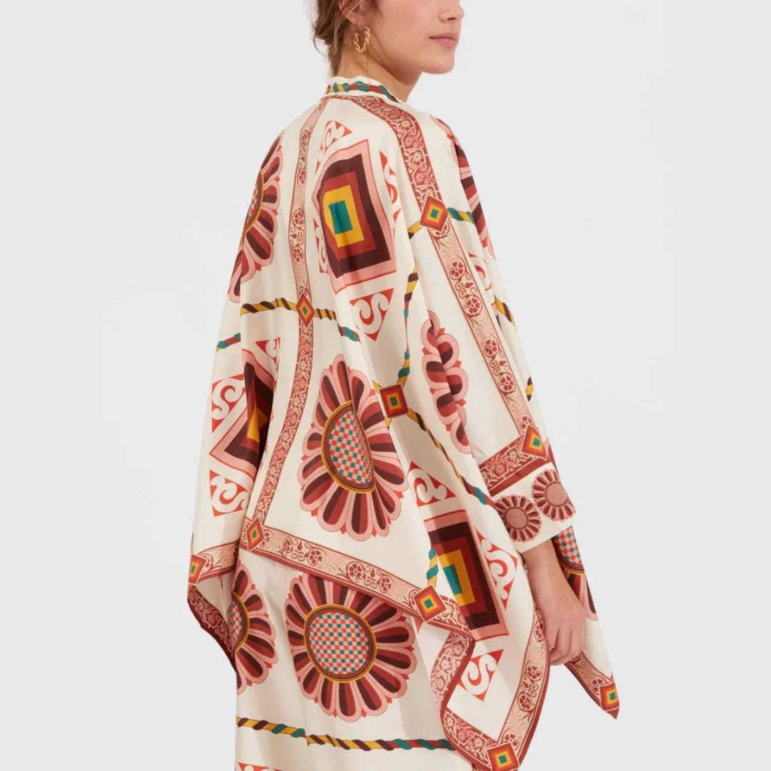 Ensemble femme boho chic en coton léger avec motifs floraux colorés, parfait pour le printemps et les journées ensoleillées.