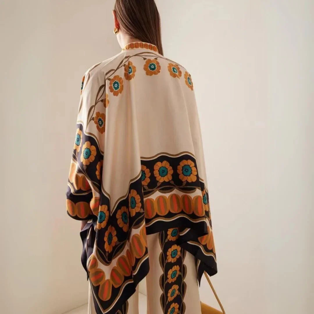 Ensemble femme boho chic avec motifs floraux, en coton léger, parfait pour le printemps et les journées ensoleillées.