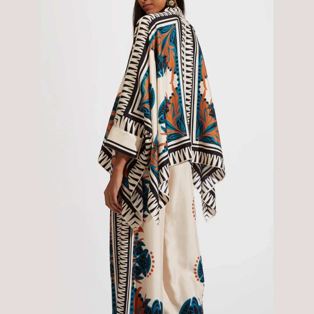 Ensemble femme boho chic en coton léger avec motifs floraux colorés, parfait pour le printemps. Confort et style décontracté.
