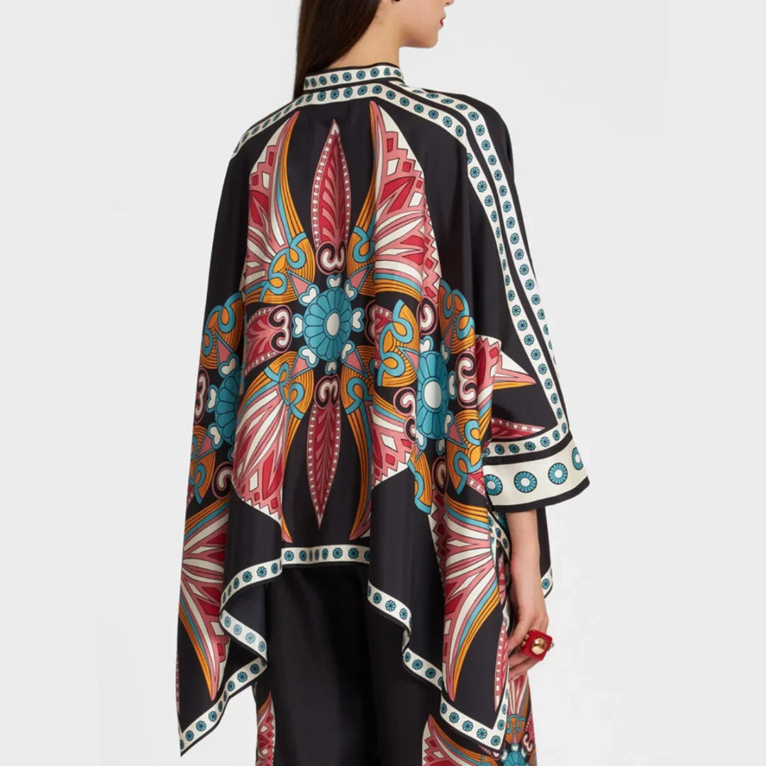 Ensemble femme boho chic, léger en coton, avec motifs floraux colorés, parfait pour une journée printanière décontractée.