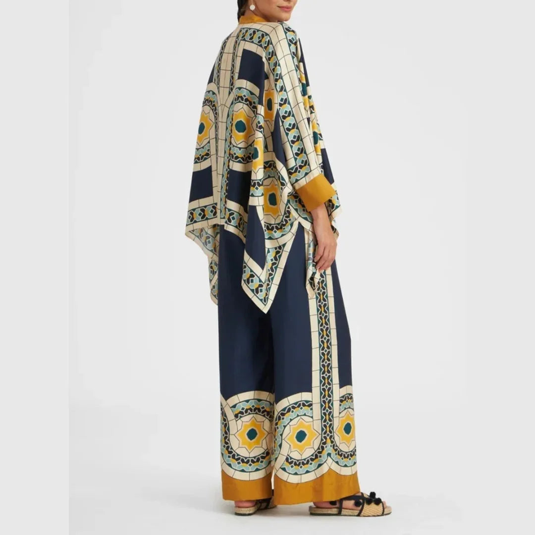 Ensemble femme boho chic en navy, en coton léger, avec motifs floraux et coupe fluide parfaite pour le printemps.