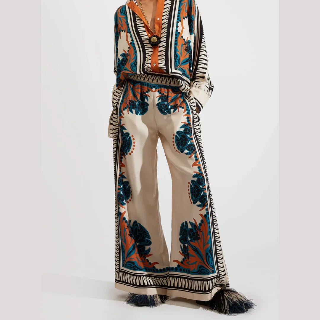 Ensemble femme boho chic orange, en coton léger, avec motifs floraux, parfait pour le printemps et les journées ensoleillées.