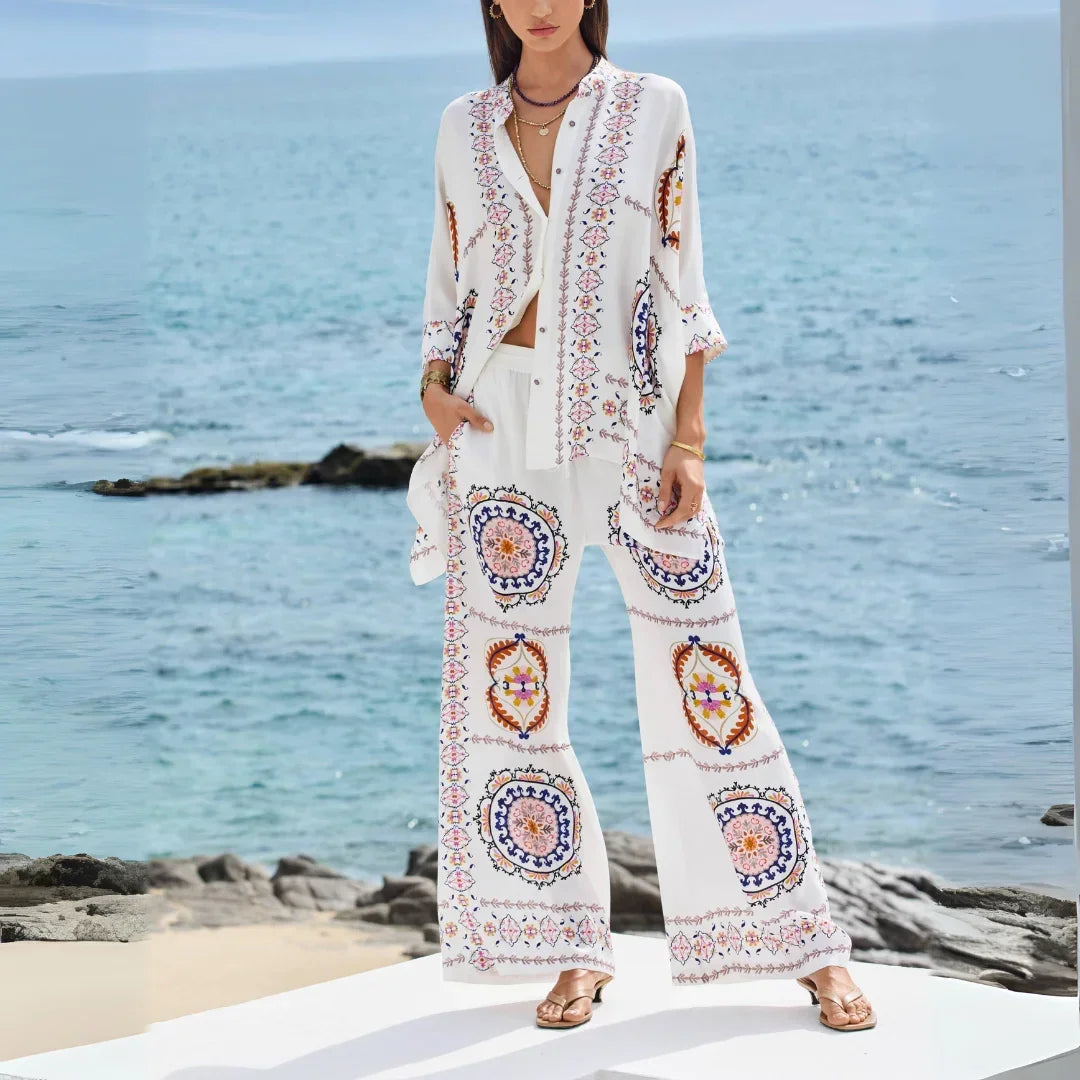 Ensemble femme boho chic en coton léger, motifs floraux colorés, idéal pour le printemps, avec manches évasées.