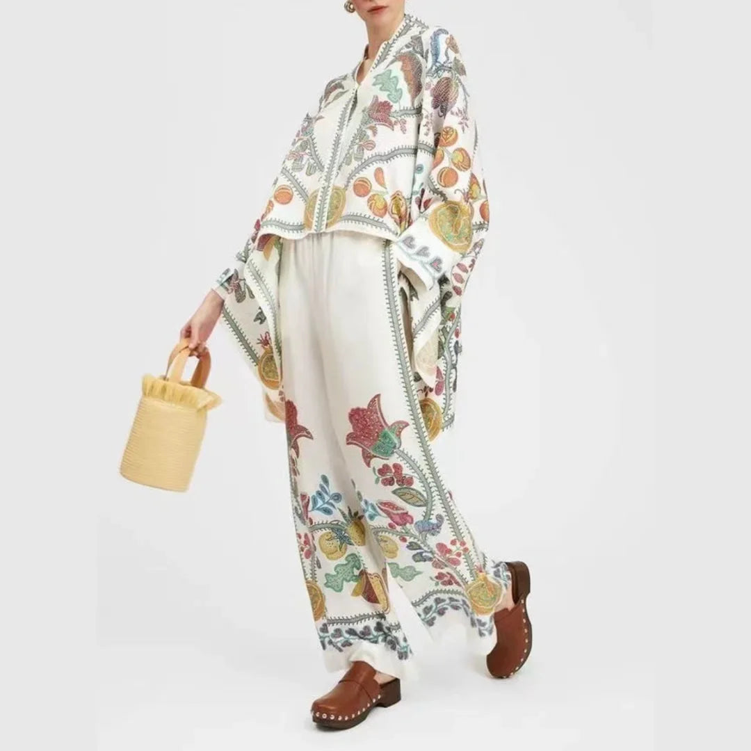 Ensemble femme boho chic en coton léger, avec motifs floraux, idéal pour le printemps. Cut décontracté et coloré.