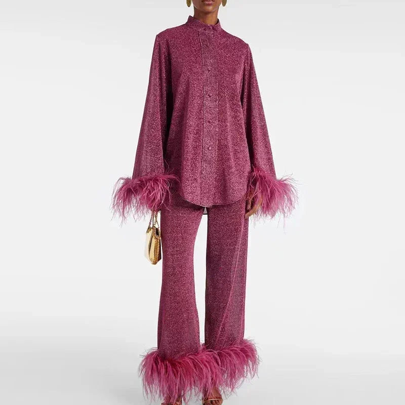 Ensemble femme rouge vin avec manches en plumes et franges au bas, adapté pour des occasions festives.