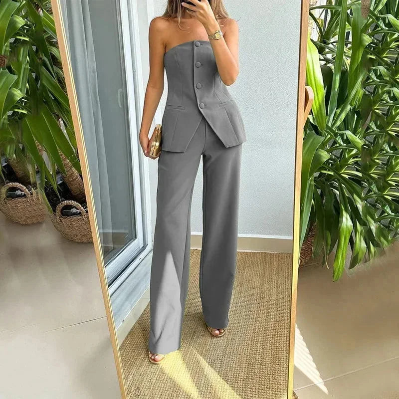 Ensemble femme en gris, composé d'un bustier ajusté et d'un pantalon taille haute en tissu doux et souple, idéal pour un…
