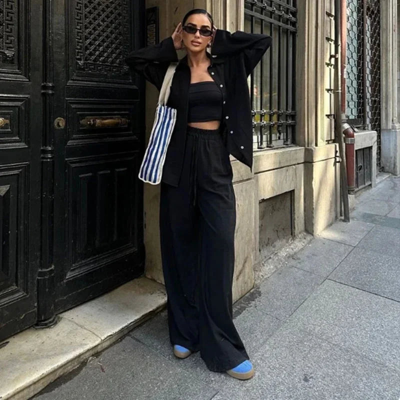 Ensemble femme en lin léger, chemise à manches longues et pantalon ample, idéal pour les journées chaudes et décontractées.
