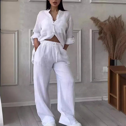 Ensemble femme en lin léger, comprenant une chemise blanche et un pantalon ample, au design décontracté et respirant.