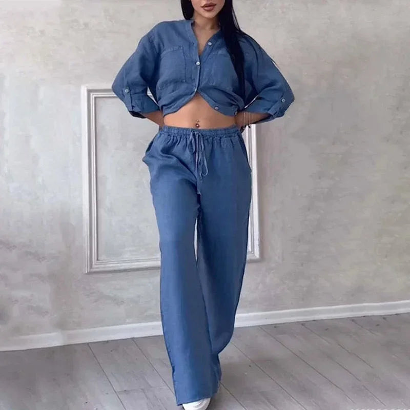 Ensemble femme en lin léger, chemise et pantalon ample bleu, parfait pour un look décontracté et confortable.