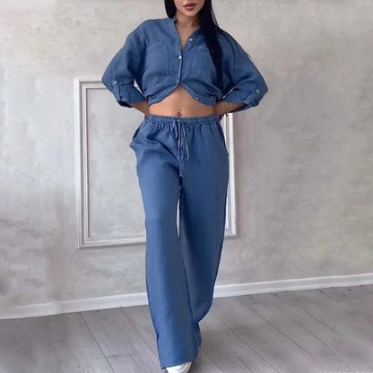 Ensemble femme en lin léger, chemise et pantalon ample bleu, parfait pour un look décontracté et confortable.