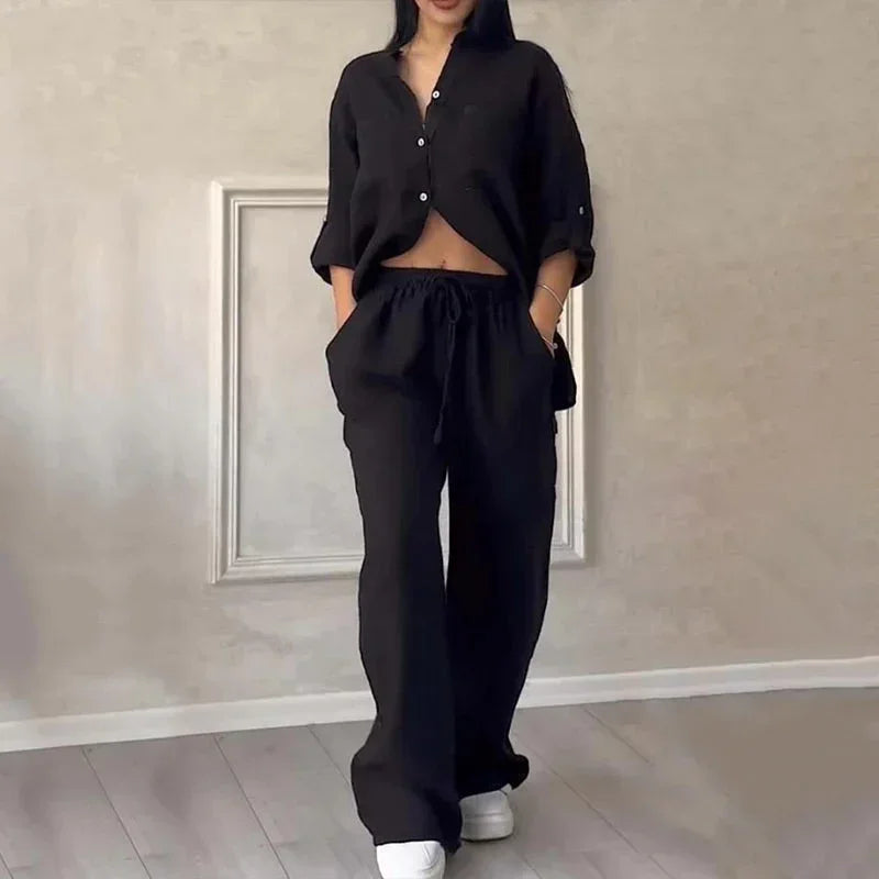 Ensemble femme en lin léger, chemise noire à manches longues et pantalon ample, idéal pour un look décontracté.