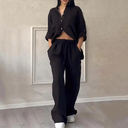 Ensemble femme en lin léger, chemise noire à manches longues et pantalon ample, idéal pour un look décontracté.