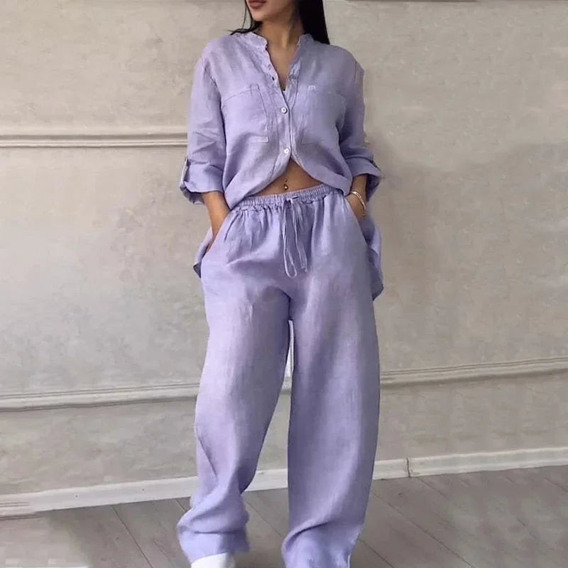 Ensemble violet en lin léger, composé d'une chemise à manches longues et d'un pantalon ample, offrant confort et style.