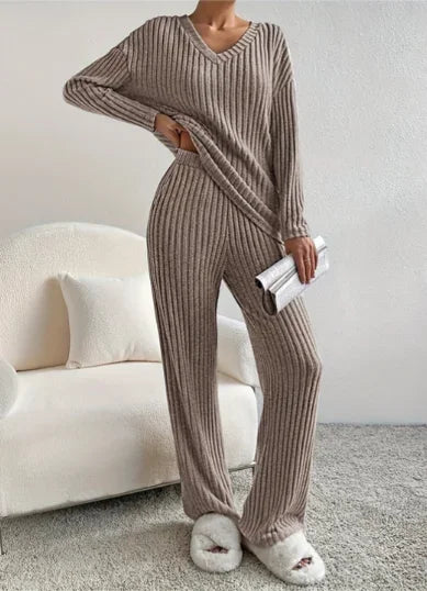 Ensemble femme beige à manches longues en coton, coupe décontractée, adapté pour la maison ou les sorties.