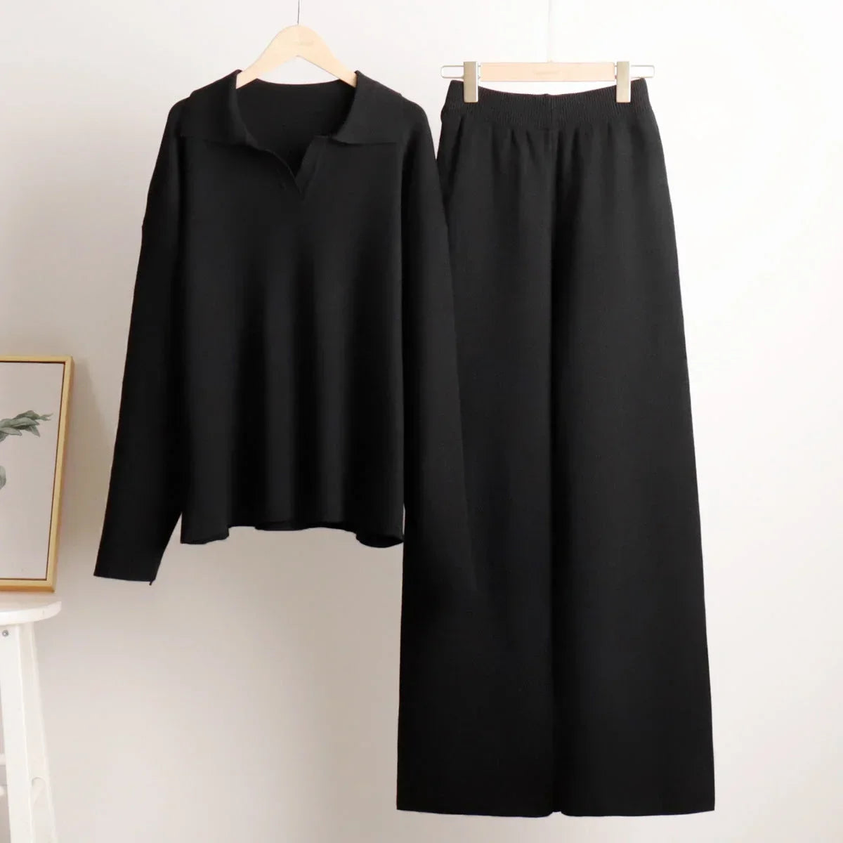 Ensemble femme blanc composé d'un haut à col chemise et d'un pantalon ample.