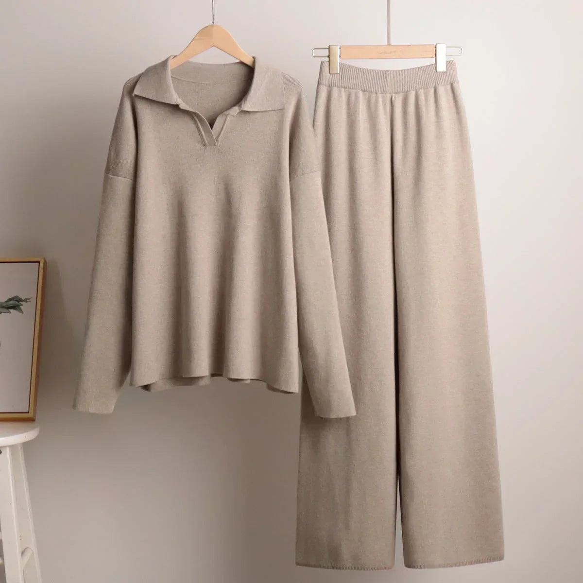 Ensemble femme blanc avec blouse col chemise et pantalon ample, en tissu respirant, pour des occasions décontractées.