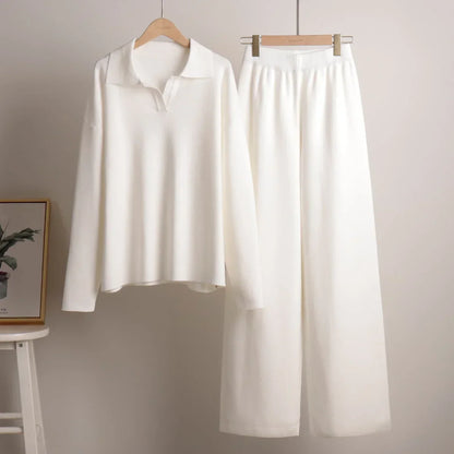 Ensemble femme blanc avec col chemise et pantalon ample en coton léger.
