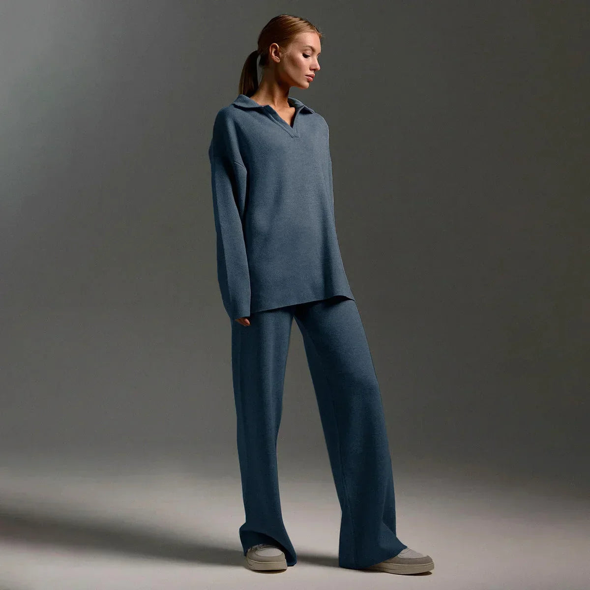 Ensemble femme kaki avec col chemise et pantalon ample pour un style décontracté.