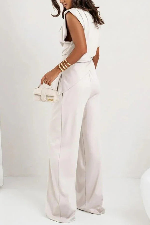Ensemble femme chameau à drapé, comprenant un haut et un pantalon ample en tissu léger.