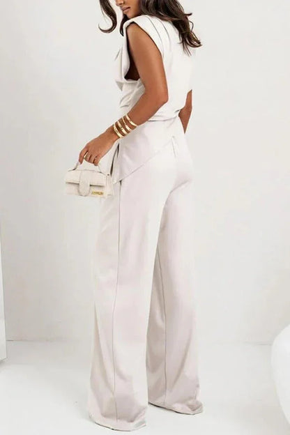 Ensemble femme chameau à drapé, comprenant un haut et un pantalon ample en tissu léger.