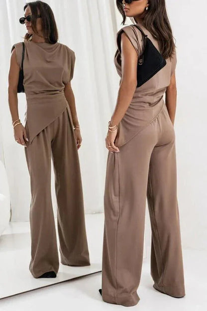 Ensemble femme deux pièces en gris clair, avec pantalon ample et design drapé, en matière légère.