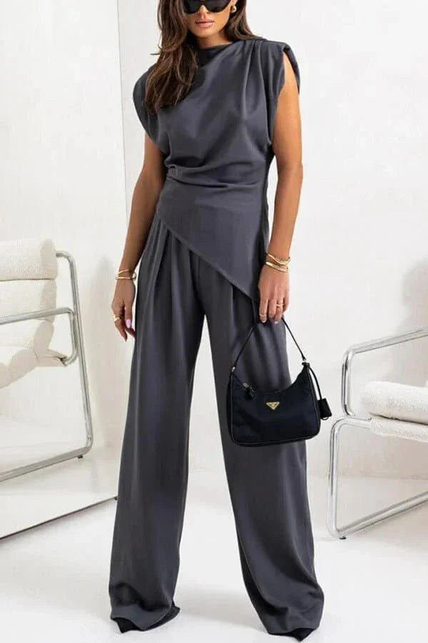 Ensemble femme en tissu doux, avec haut drapé et pantalon ample pour un confort optimal. Couleur chameau.