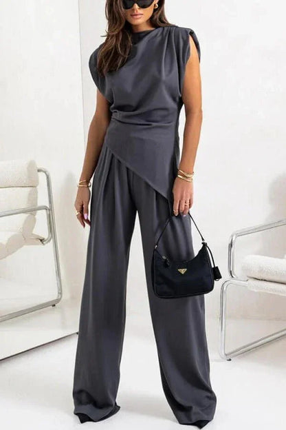 Ensemble femme en tissu doux, avec haut drapé et pantalon ample pour un confort optimal. Couleur chameau.