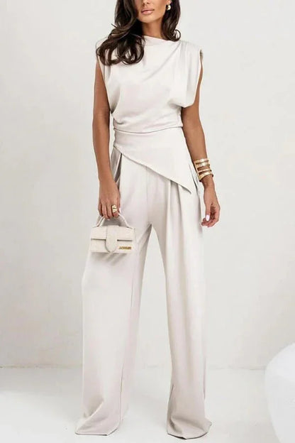 Ensemble femme en viscose légère, avec blouse drapée et pantalon ample en couleur chameau.