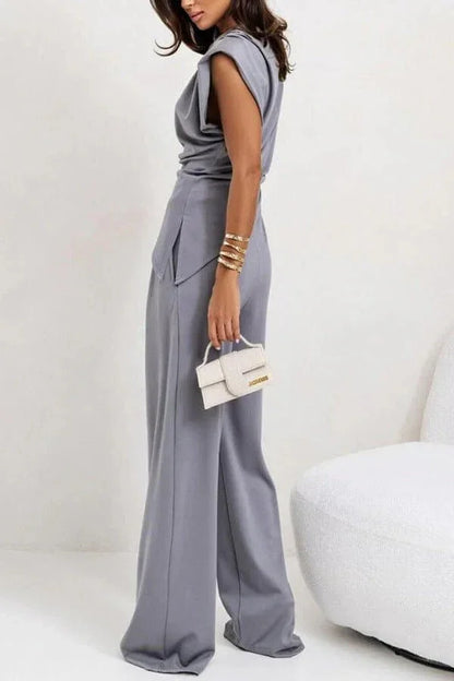 Ensemble femme deux pièces gris clair avec pantalon ample en tissu léger et respirant.