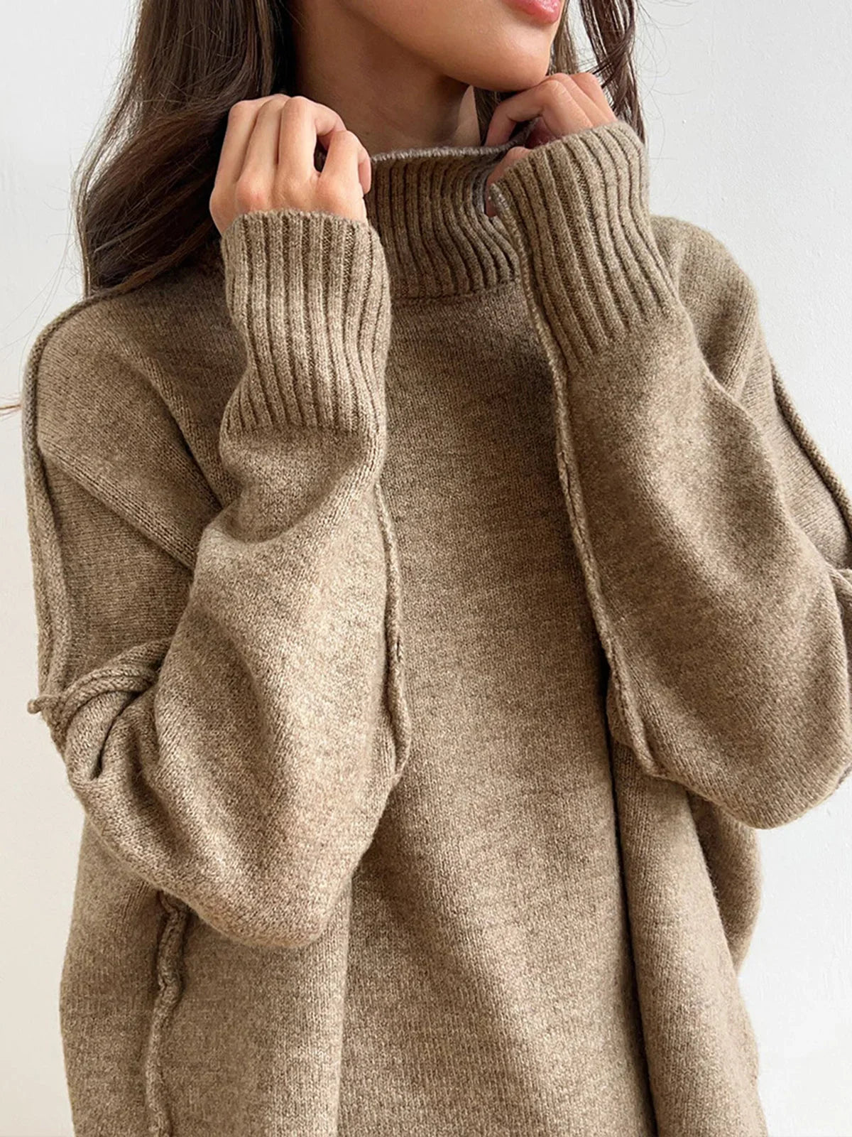 Ensemble femme gris en maille douce, col roulé, coupe décontractée, adapté pour les journées relaxantes.