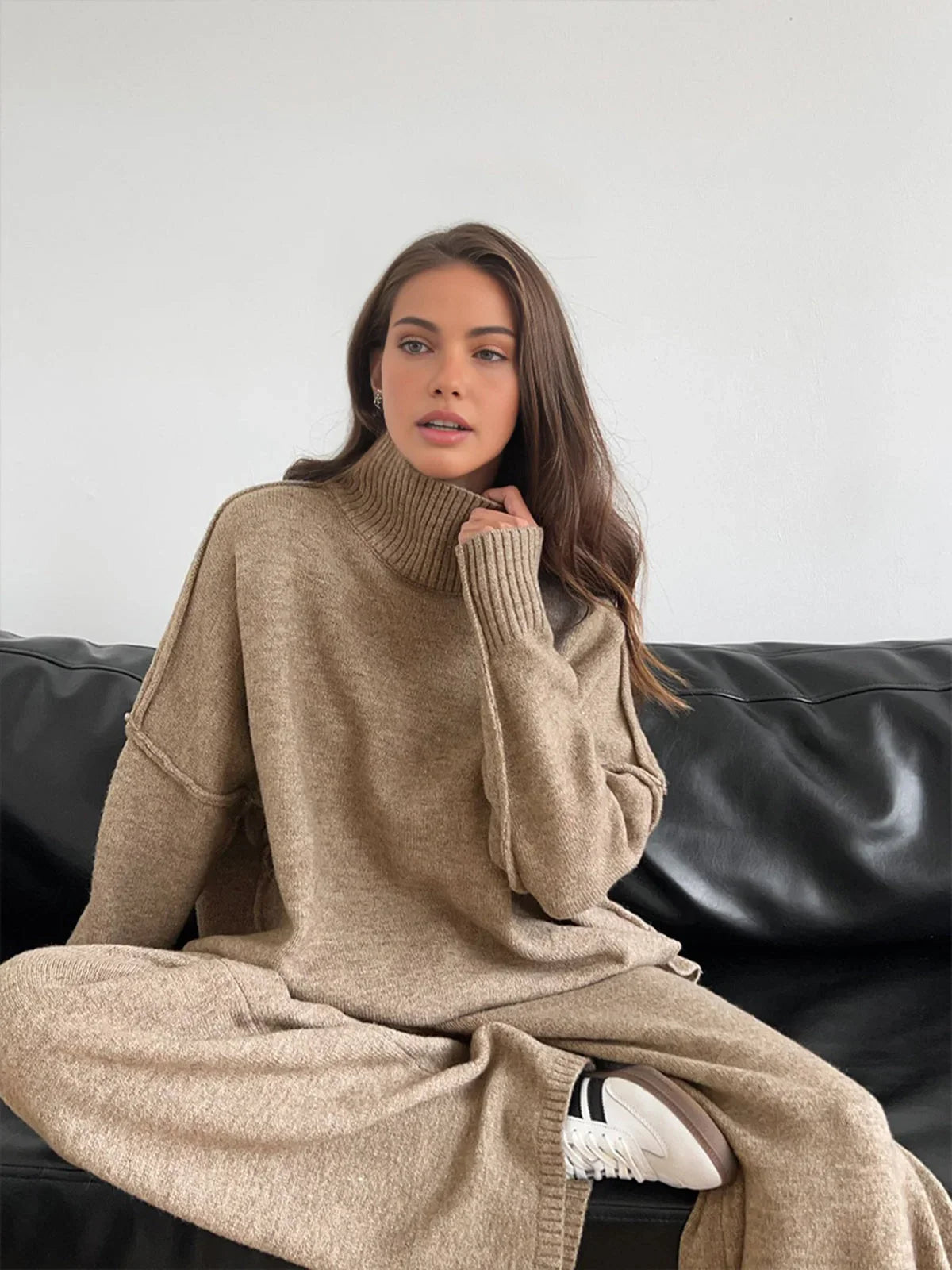 Ensemble femme en maille douce, col roulé, couleur gris, pour un look décontracté.