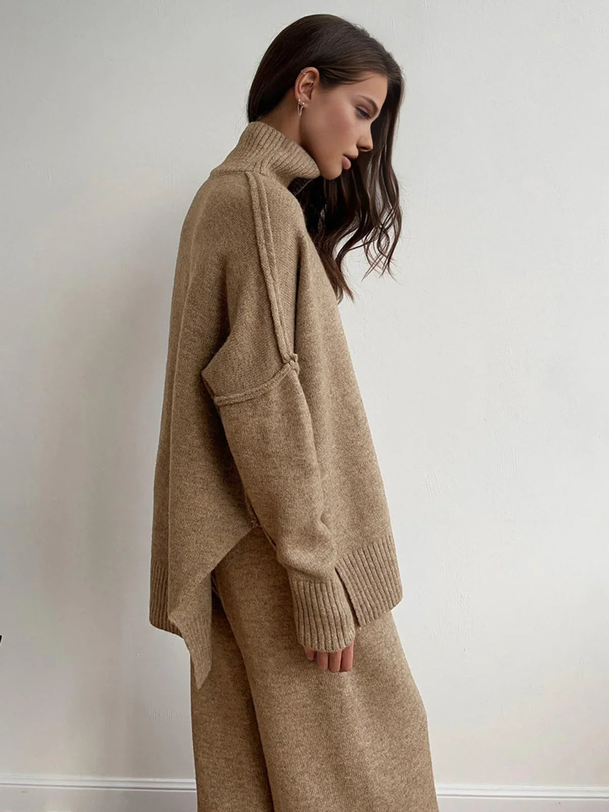 Ensemble femme beige en maille douce, col roulé, coupe décontractée pour un confort quotidien.