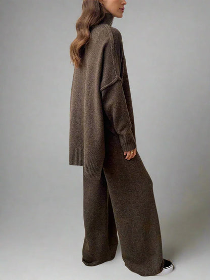 Ensemble femme en maille douce, col roulé, coupe décontractée, couleur marron.