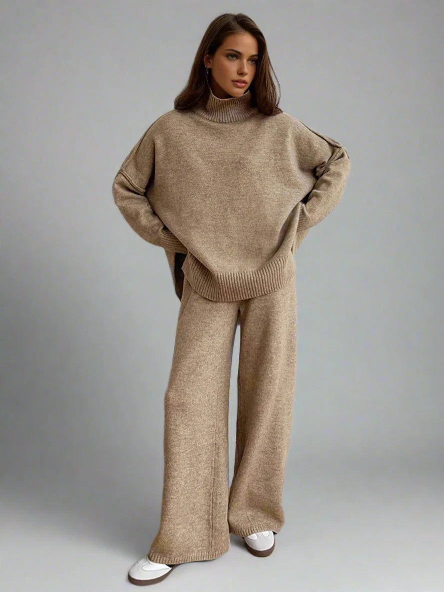 Ensemble femme beige en maille douce avec col roulé, conçu pour un style décontracté et confortable.