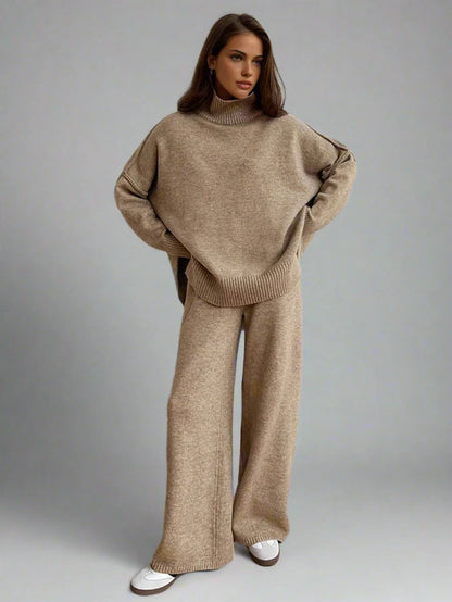 Ensemble femme beige en maille douce avec col roulé, conçu pour un style décontracté et confortable.