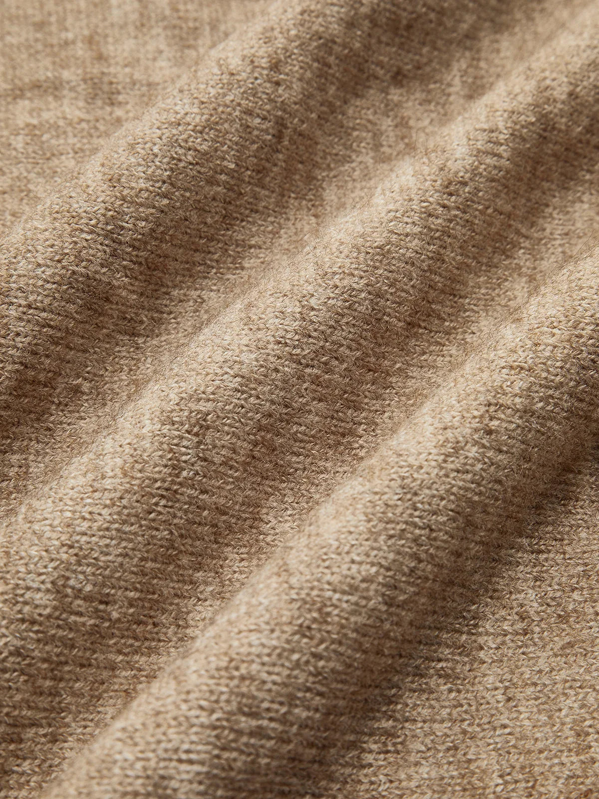 Ensemble femme en maille douce, col roulé, coupe décontractée, couleur gris.