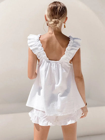 Ensemble femme en tissu léger, haut sans manches à volants avec un short assorti, parfait pour les journées estivales.
