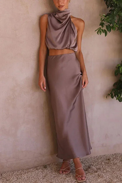 Ensemble femme avec jupe fluide en viscose et top à col drapé, parfait pour un look élégant et décontracté.