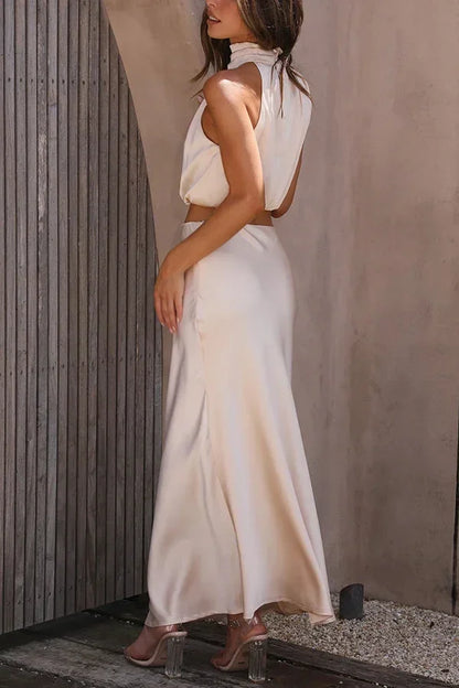 Ensemble femme jupe fluide en tissu léger, avec un top à col drapé, idéal pour un look décontracté et élégant.